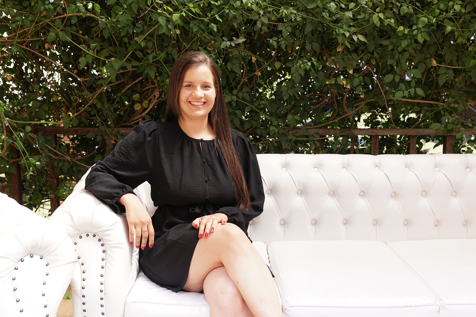 Mariana Dias Souza, advogada sentada em escritorio